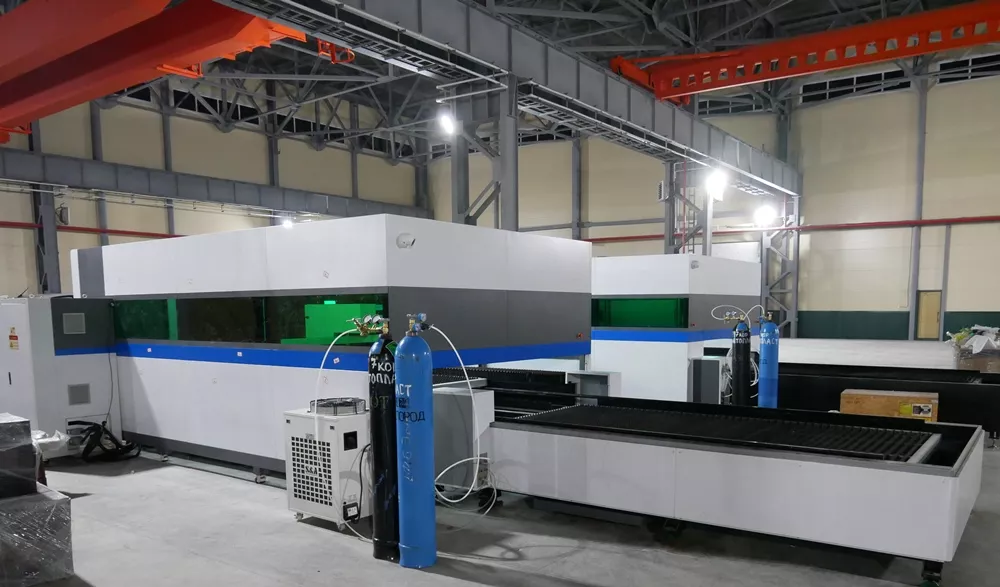 FL-L1560FHE-2000-IPG Лазерный станок для резки листового металла с кабинетной защитой и сменным столом