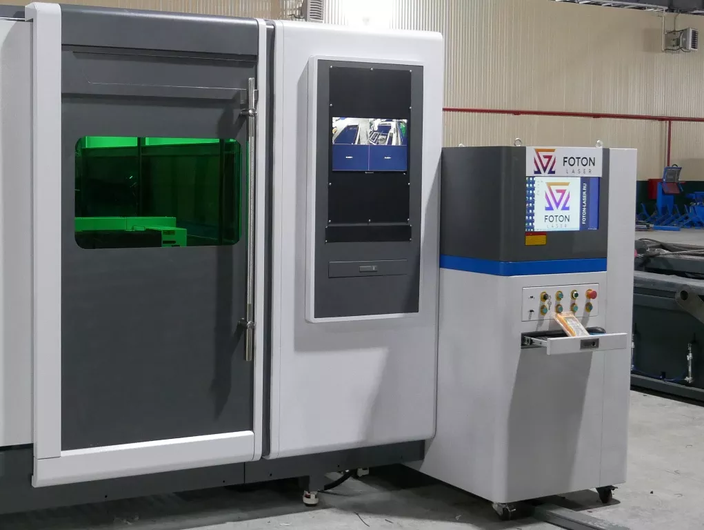FL-L2040FHR-1500-D350-Raycus Лазерный станок для резки листового металла и труб с кабинетной защитой