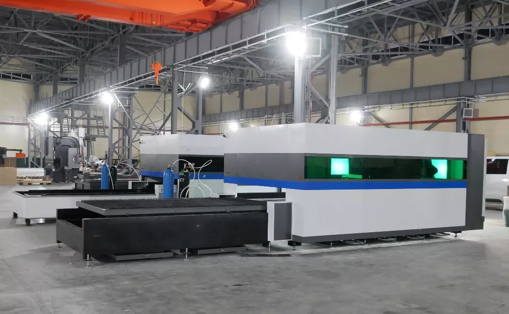 FL-L1560FHE-1000-IPG Лазерный станок для резки листового металла с кабинетной защитой и сменным столом